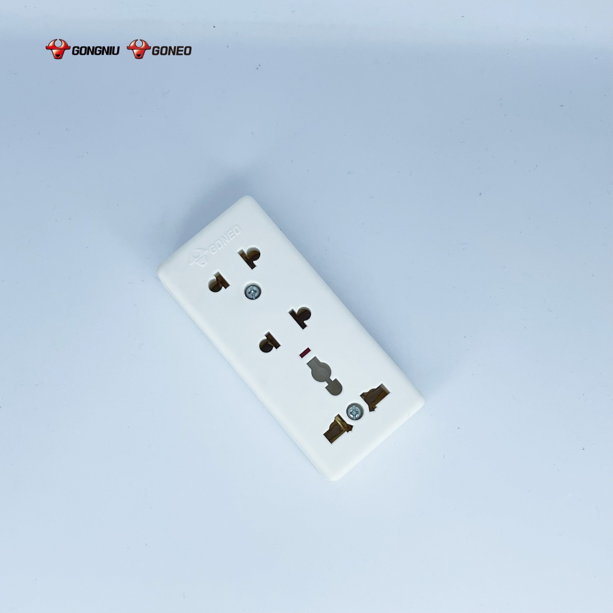 Ổ Cắm Điện GONEO W0210 – 3 Cổng An Toàn
